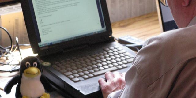 Ein Nutzer an einem alten Notebook probiert ein angepasstes Linux aus. | Foto: LUG Nürnberg