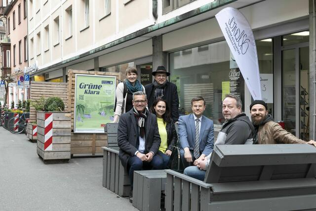Maria Bohne, Wirtschaftsförderung Stadt Nürnberg, Wirtschafts- und Wissenschaftsreferent Dr. Michael Fraas, Dr. Siegfried Grillmeyer, Direktor CPH Nürnberg, Stadträtin Kerstin Böhm, Oberbürgermeister Marcus König, Jens Riedel, Club Stereo, und Karl-Heinz Knöbl, Vorstand Klaragasse &amp; Freunde e. V. (von links), haben am Dienstag, 18. April 2023, in der Klaragasse den Startschuss für die „Grüne Klara“ gegeben. | Foto: Stadt Nürnberg / Giulia Iannicelli