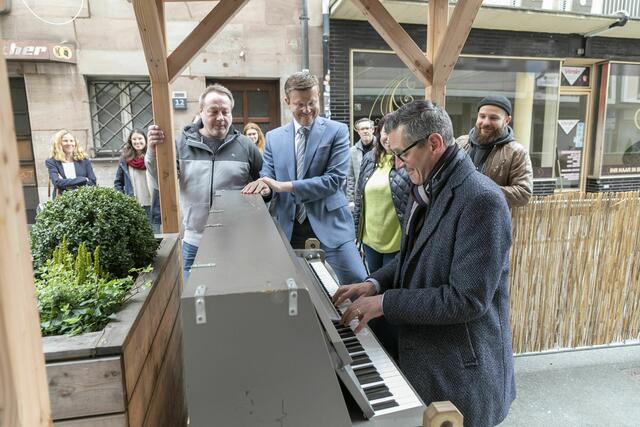 Wirtschafts- und Wissenschaftsreferent Dr. Fraas spielt auf dem öffentlich zugänglichen Klavier in der Klaragasse  in der Klaragasse, beim Startschuss für die „Grüne Klara“. | Foto: Stadt Nürnberg / Giulia Iannicelli