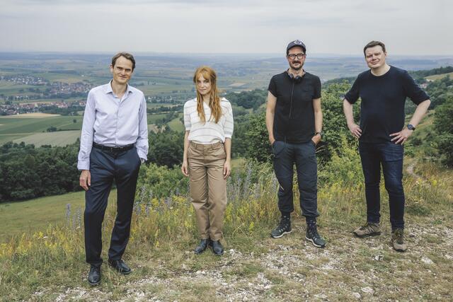 Fabian Hinrichs (Rolle: Hauptkommissar Felix Voss), Sina Martens (Rolle: Eva Hentschel), Regisseur Michael Krummenacher und Produzent Michael Polle (X Filme Creative Pool GmbH), v.l. | Foto: BR-Foto