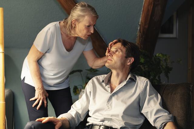 Paula Ringelhahn (Dagmar Manzel) verarztet Felix Voss (Fabian Hinrichs). | Foto: BR-Foto