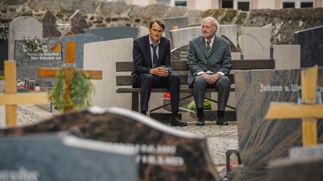 Felix Voss (Fabian Hinrichs, links) und Manfred Schmid (George Meyer-Goll) auf dem Friedhof. | Foto: BR-Foto