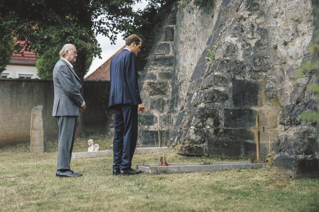 Felix Voss (Fabian Hinrichs, rechts) und Manfred Schmid (George Meyer-Goll) vor Tonis Grab. | Foto: BR-Foto
