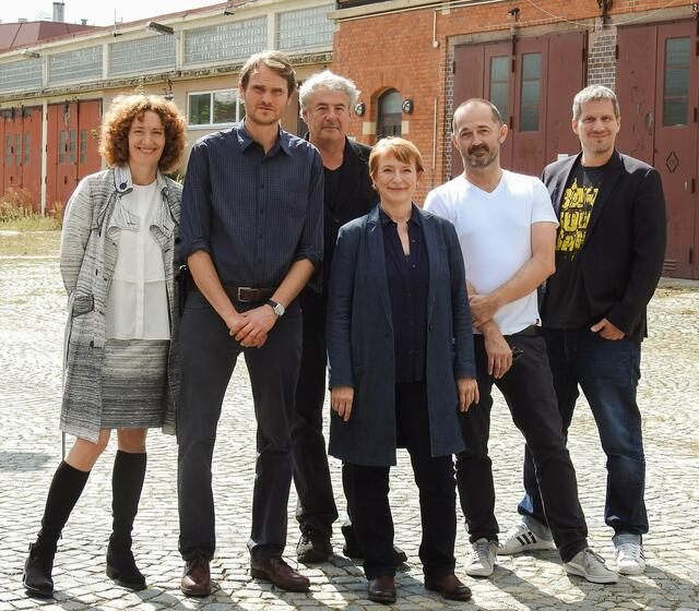 In Erinnerung an Franken-Tatort-Redakteurin Stephanie Heckner, hier links im Bild mit Fabian Hinrichs, Regisseur Markus Imboden, Dagmar Manzel, die Produzenten Martin Zimmermann und Christian Becker (v.l.) bei  Dreharbeiten für den Franken-Tatort in Bamberg. Ende März 2023 ist sie verstorben.  | Foto: Nicole Fuchsbauer