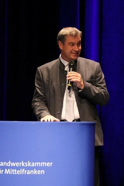 Foto: ak – Freisprechung der Gesellinen und Gesellen in der Fürther Stadthalle am 26. April 2023