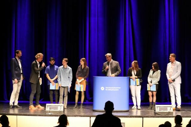Foto: ak – Freisprechung der Gesellinen und Gesellen in der Fürther Stadthalle am 26. April 2023