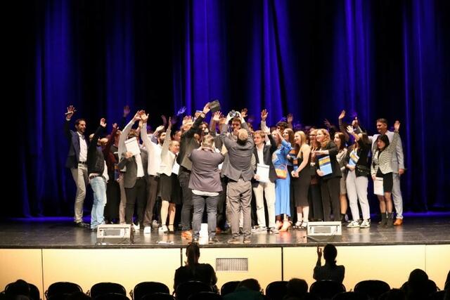 Foto: ak – Freisprechung der Gesellinen und Gesellen in der Fürther Stadthalle am 26. April 2023