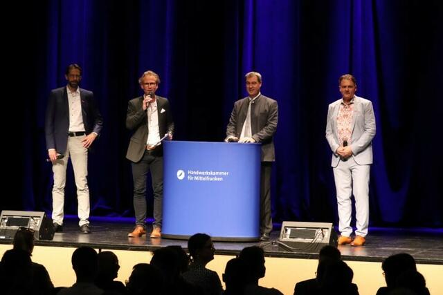 Foto: ak – Freisprechung der Gesellinen und Gesellen in der Fürther Stadthalle am 26. April 2023
