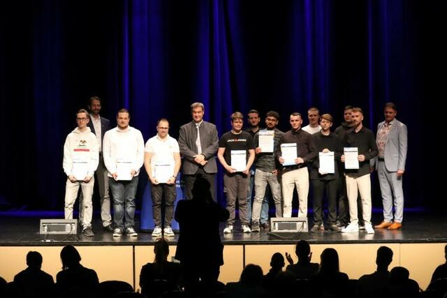 Foto: ak – Freisprechung der Gesellinen und Gesellen in der Fürther Stadthalle am 26. April 2023