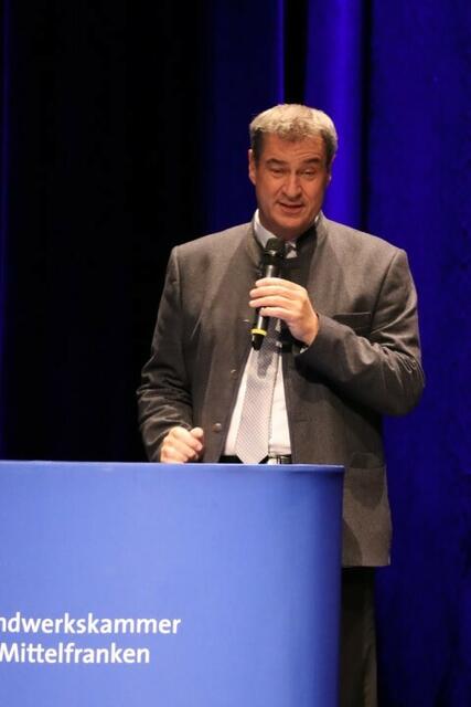 Foto: ak – Freisprechung der Gesellinen und Gesellen in der Fürther Stadthalle am 26. April 2023