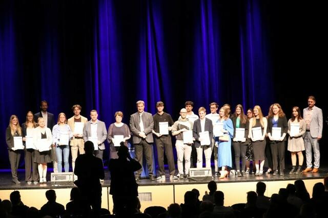 Foto: ak – Freisprechung der Gesellinen und Gesellen in der Fürther Stadthalle am 26. April 2023