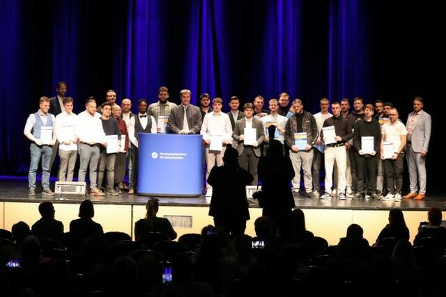 Foto: ak – Freisprechung der Gesellinen und Gesellen in der Fürther Stadthalle am 26. April 2023