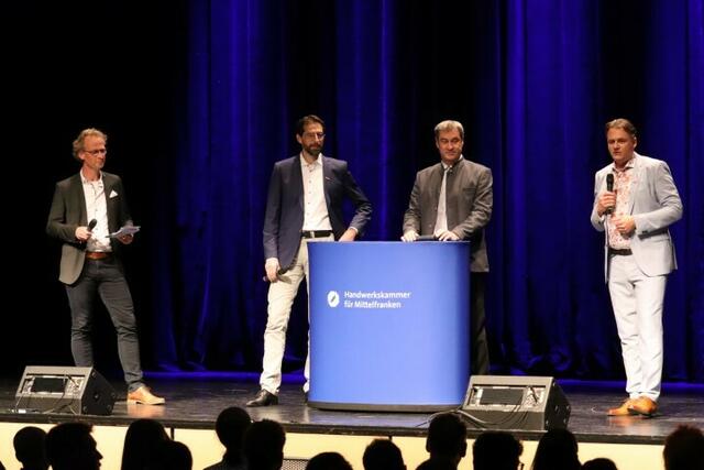 Foto: ak – Freisprechung der Gesellinen und Gesellen in der Fürther Stadthalle am 26. April 2023