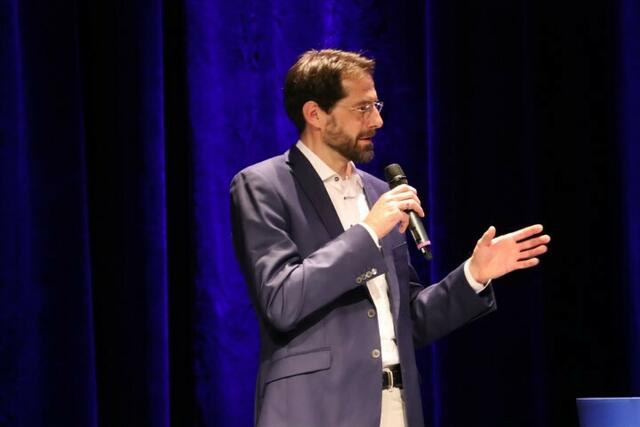 Foto: ak – Freisprechung der Gesellinen und Gesellen in der Fürther Stadthalle am 26. April 2023