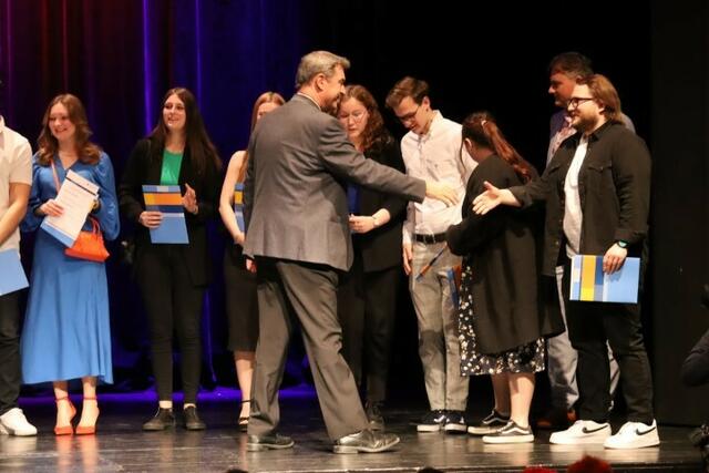Foto: ak – Freisprechung der Gesellinen und Gesellen in der Fürther Stadthalle am 26. April 2023