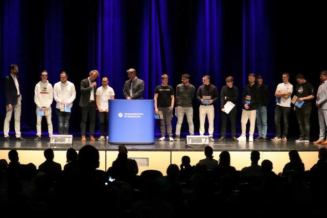 Foto: ak – Freisprechung der Gesellinen und Gesellen in der Fürther Stadthalle am 26. April 2023