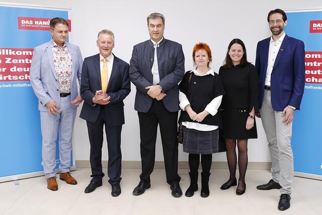 v. l. Christian Sendelbeck, Vizepräsident der Handwerkskammer für Mittelfranken, Dr. Thomas Jung, Oberbürgermeister der Stadt Fürth, Dr. Markus Söder, Ministerpräsident des Freistaats Bayern, Barbara Fuchs, MdL Bündnis 90/Die Grünen und Geschäftsführerin der Innung der Feinwerktechnik Mittelfranken, Dr. Kerstin Engelhardt-Blum, Regierungspräsidentin Mittelfranken, und Dr. Rainer-Johannes Wolf, stellvertretender Hauptgeschäftsführer der Handwerkskammer für Mittelfranken. | Foto: Reinhard Zichy