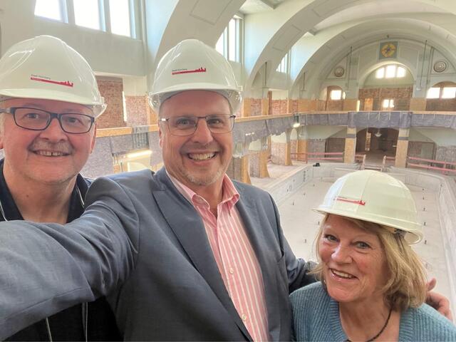 Volksbad-Team freut sich über die Fortschritte (v.l.): Projektleiter Joachim Lächele, Zweiter Werkleiter von NürnbergBad, Bürgermeister Christian Vogel, Erster Werkleiter von NürnbergBad und Waltraud Feyrer, stellvertretende Projektleitung.  | Foto: Christian Vogel