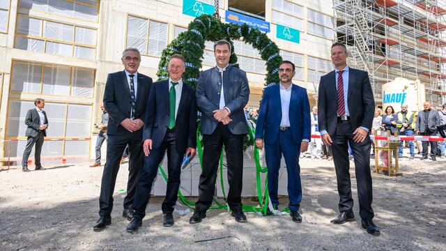 v.l.: Peter Krappmann, scheidender Vorstand des Klinikums Fürth, OB Dr. Thomas Jung, Ministerpräsident Dr. Markus Söder, Gesundheitsminister Klaus Holetschek, und Alexander Mohr, neuer Vorstand des Klinikums Fürth. | Foto: Bayern.de