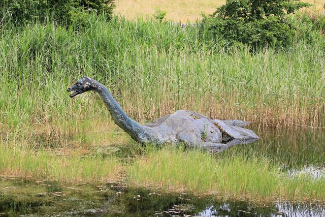 An Nachbildungen von Nessie mangelt es nicht. Die hier steht im (aktuell noch geschlossenen) Loch Ness Centre in Drumnadrochit.  | Foto: Silvia Kusidlo/dpa/dpa-mag