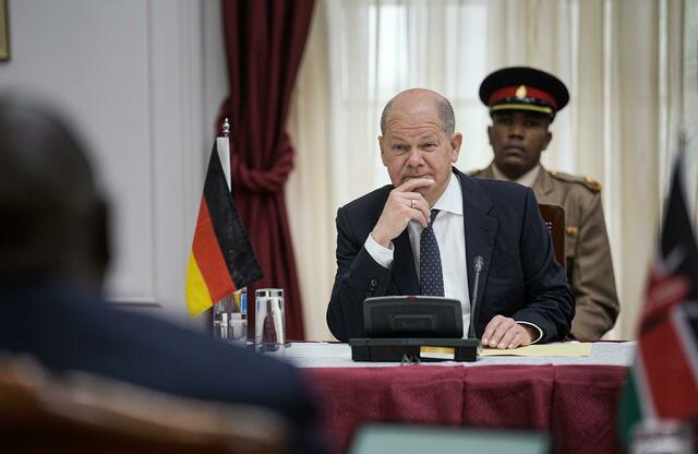 Bundeskanzler Olaf Scholz während eines Gespräch mit Kenias Präsidenten William Ruto in Nairobi. | Foto:  Michael Kappeler/dpa