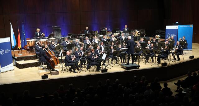 21.770 Euro sind beim Benefizabend mit dem Polizeiorchester Bayern zusammengekommen.
Foto: © Kurt Fuchs