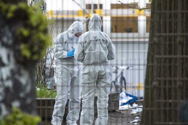 Mitarbeiter der Kriminaltechnik stehen in der Nähe der Schule in Neukölln.  | Foto: Christophe Gateau/dpa