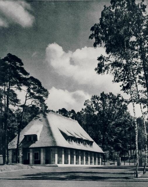 In den 1930er-Jahren musste der Tiergarten wegen des Ausbaus des Reichsparteitagsgeländes weichen. Nur zwei Monate dauert der Umzug ans heutige Gelände am Schmausenbuck, wo der Tiergarten schließlich am 5. Mai 1939 seine Türen öffnete. Hier eine Aufnahme des Verwaltungsgebäudes aus diesem Jahr.  | Foto: Stadtarchiv / Stadt Nürnberg