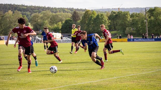 Bild der Vorjahresveranstaltung mit knapp 1.500 Besuchern in Hersbruck-Altensittenbach. Spielszene ist ein Ausschnitt aus dem Spiel Club U16 gegen SV Altensittenbach U19. 
  | Foto: Johannes Schmidt/Förderer der Nürnberger Fussball-Jugend e. V.