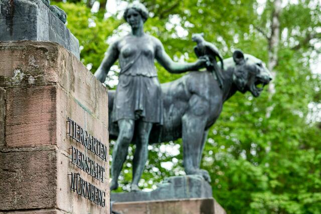 Die Portalfiguren des alten Tiergartens sind an den Schmausenbuck mit umgezogen und begrüßen noch heute die Besucherinnen und Besucherinnen am Eingang.
  | Foto: Thomas Hahn / Tiergarten Nürnberg