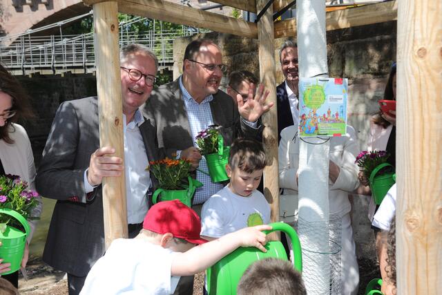 Foto: Jürgen Friedrich; Kita- und Grundschulkinder haben eine Baumpatenschaft gewonnen.