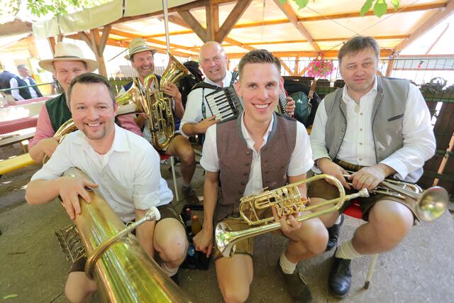 "Verbrassd" sorgt mit "Musik ohne Noten, direkt aus dem Kopf" für Blasmusik die passt. | Foto: Jürgen Friedrich