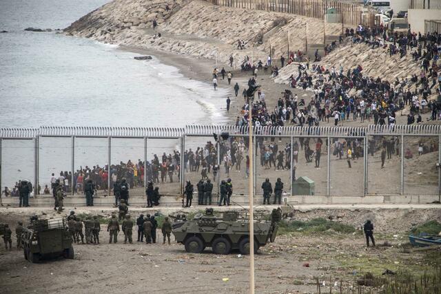 Die Grenze zwischen Marokko und Spanien in Ceuta (Archivbild).  | Foto: Javier Fergo/AP/dpa