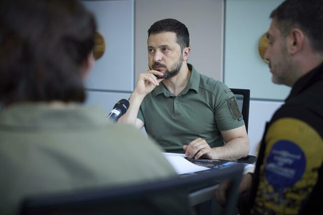Präsident Wolodymyr Selenskyj (M) hat wegen des beschädigten Staudamms den nationalen Sicherheitsrat einberufen.  | Foto: Pool /Ukrainian Presidentia/Planet Pix via ZUMA Press Wire/dpa