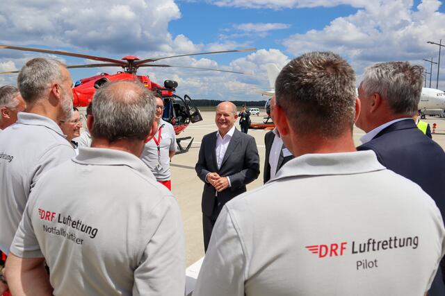 Bundeskanzler Olaf Scholz zu Gast bei der DRF Luftrettung in Nürnberg.  | Foto: Airport Nürnberg/ Christian Albrecht