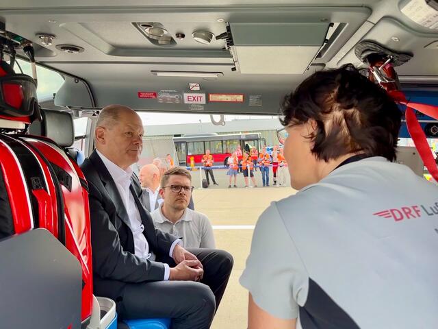 Die Besatzung berichtete im Gespräch mit Olaf Scholz von den Herausforderungen im Einsatzalltag und erläuterte das Einsatzspektrum der beiden Hubschrauber sowie die besonderen fachlichen Qualifikationen der Kolleginnen und Kollegen. Zur Sprache kamen weiterhin die derzeitige Struktur der Luftrettung, Fragen zur Ausbildung und neue fliegerische Verfahren. | Foto: Airport Nürnberg/ Christian Albrecht
