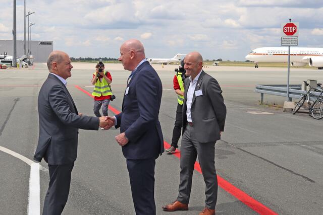 Begrüßten Bundeskanzler Olaf Scholz (l.) auf dem Vorfeld:  Jan Bruns (Mitte), Prokurist am Airport Nürnberg, und der Vorstandsvorsitzende der DRF Luftrettung Dr. Krystian Pracz.  | Foto: Airport Nürnberg/ Christian Albrecht