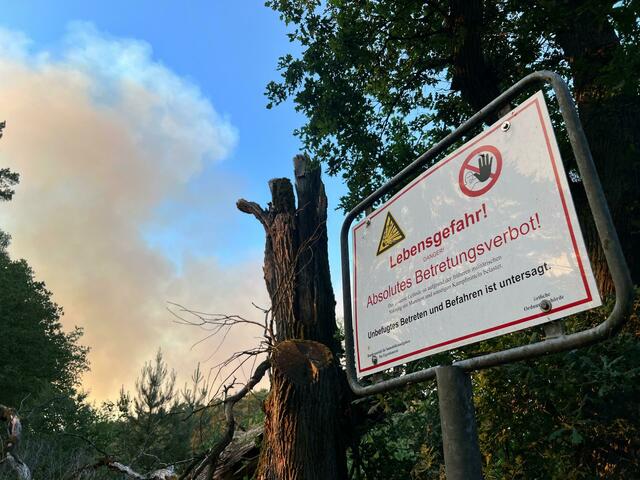 Warnschild am ehemaligen Truppenübungsplatz in Lübtheen.  | Foto: Thomas Schulz/dpa