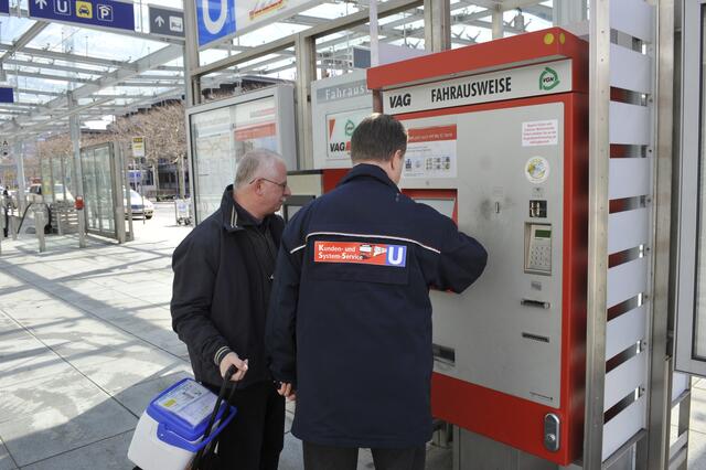 Kundenservice beim Fahrkartenautomaten.  | Foto: VAG – Peter Roggenthin