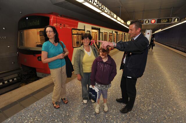 Markus Eckstein (r.) berät die Fahrgäste.  | Foto: VAG – Claus Felix