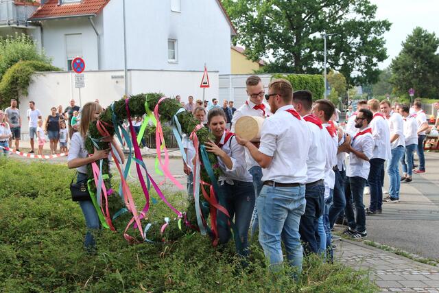 Die Kärwaboum und Madli stellen den Kärwa-Baum auf. | Foto: Stammtischgesellschaft Unterasbach e.V.