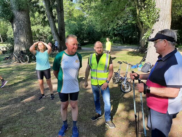 Vor dem parkrun plauderte Oberbürgermeister Jung entspannt mit einigen Teilnehmern. | Foto: Bernd Stottok