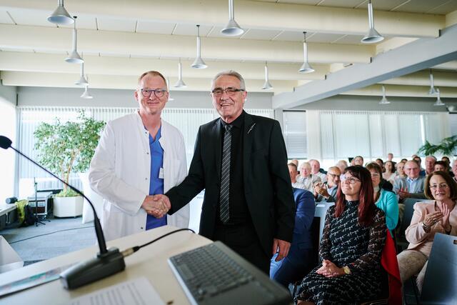Dr. Manfred Wagner, Ärztlicher Direktor am Klinikum Fürth, verabschiedet sich von Peter Krappmann. | Foto: Christian Horn
