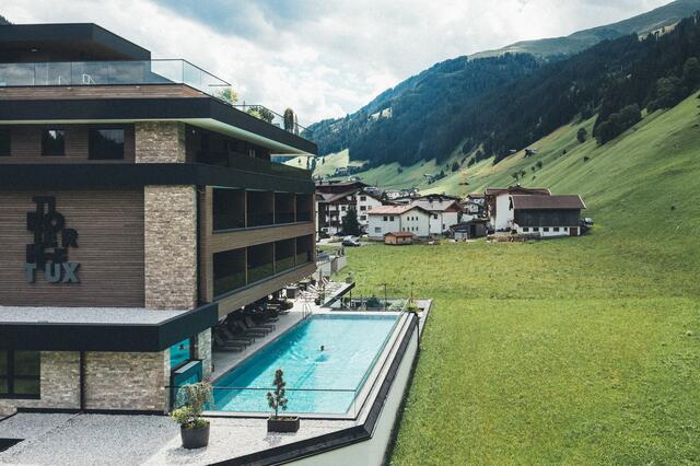 Im fantastischen Infinity-Pool wird man eins mit der Natur. | Foto: Michael Huber / Tirolerhof Tux