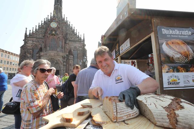 Der Sieger: Brotsommelier Klaus Deinzer in Aktion. | Foto: Udo Dreier