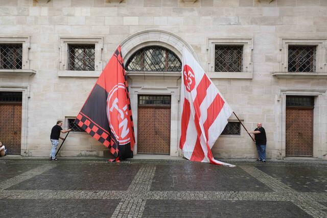 Empfang im Nürnberger Rathaus zum Aufstieg in die 1. Bundesliga der Damen. Die Fahnenschwenker bereiten sich vor.  | Foto: Udo  Dreier