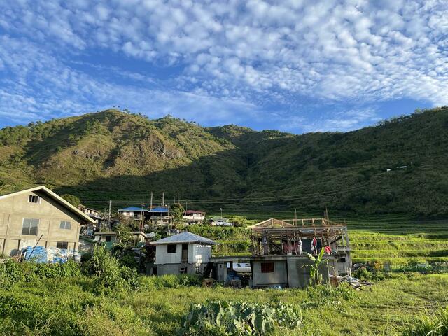 Das Berg- und Heimatdorf von Maria Oggay auf den Philippinen. Dort kommen mittlerweile viele Touristinnen und Tourstinen hin - für ein Tattoo. | Foto: Girlie Linao/dpa