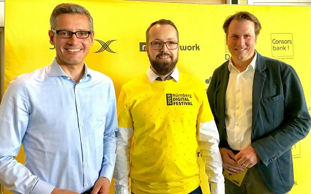 Mit dabei seit der ersten Stunde: Eröffnung von #nuedigital 2029 mit Wirtschaftsreferent Dr. Michael Fraas, Initiator des Nürnberg Digital Festivals Ingo Di Bella sowie Michael Oschmann (Gastgeber der Pressekonferenz), CEO SELLWERK/Müller Verlag (v.l.).  | Foto: Nicole Fuchsbauer
