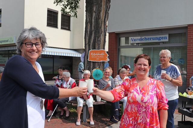 Oberasbachs Erste Bürgermeisterin Birgit Huber (links) und Quartiersmanagerin Renate Schwarz bei der Einweihung des Ratschbänklas am 30. Juni. | Foto: Stadt Oberasbach