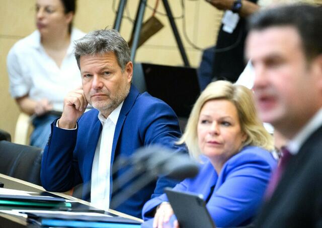 Wirtschaftsminister Robert Habeck (Grüne) und Innenministerin Nancy Faeser (SPD) verfolgen im Bundesrat die Rede von Arbeitsminister Hubertus Heil (SPD / v.l.n.r.).
Foto: Bernd von Jutrczenka/dpa